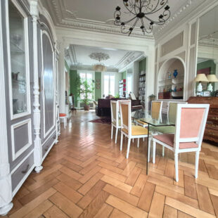 Sublime maison familiale offrant de nombreuses possibilités, avec un revenu locatif de 2 400 € par mois.