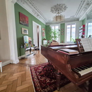 Sublime maison familiale offrant de nombreuses possibilités, avec un revenu locatif de 2 400 € par mois.