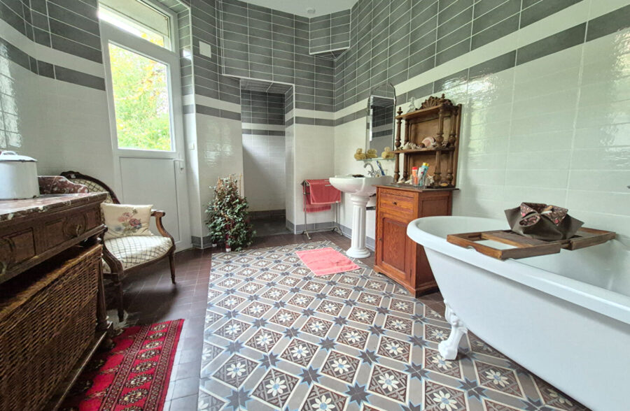 Sublime maison familiale offrant de nombreuses possibilités, avec un revenu locatif de 2 400 € par mois.