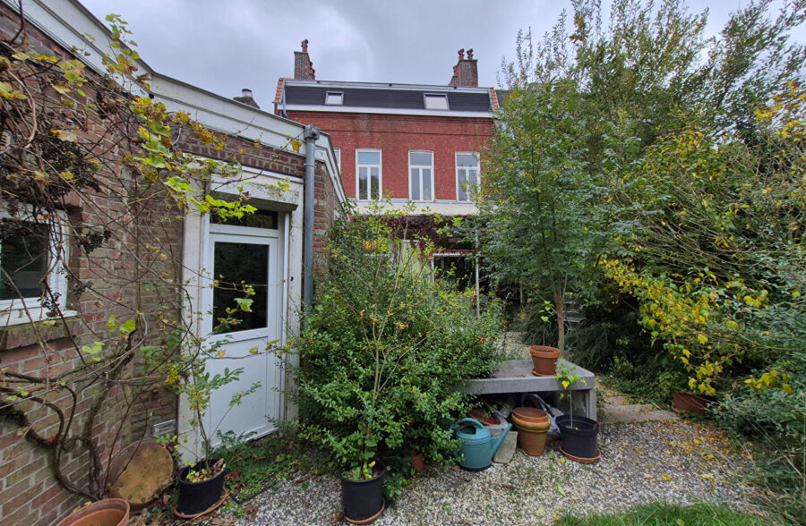 Sublime maison familiale offrant de nombreuses possibilités, avec un revenu locatif de 2 400 € par mois.