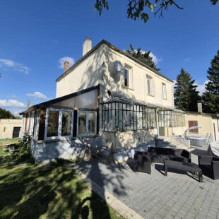 Charmante maison de campagne individuelle avec grand terrain et dépendances