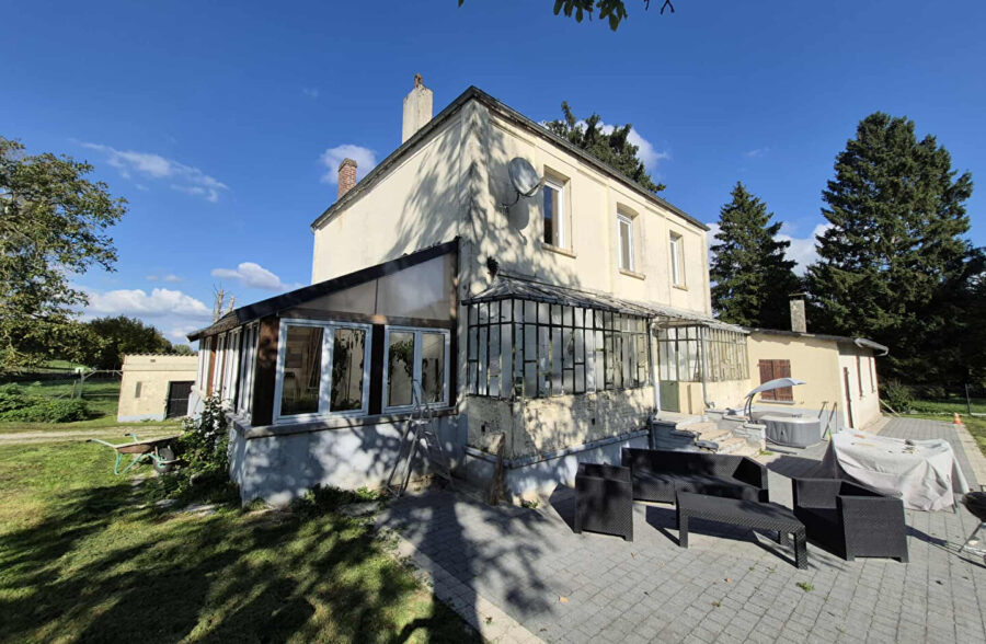 Charmante maison de campagne individuelle avec grand terrain et dépendances
