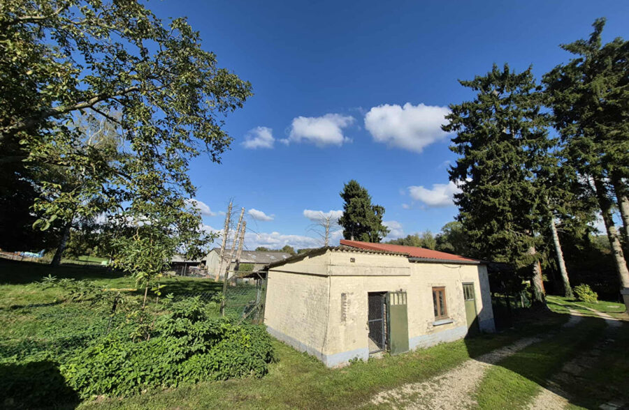 Charmante maison de campagne individuelle avec grand terrain et dépendances