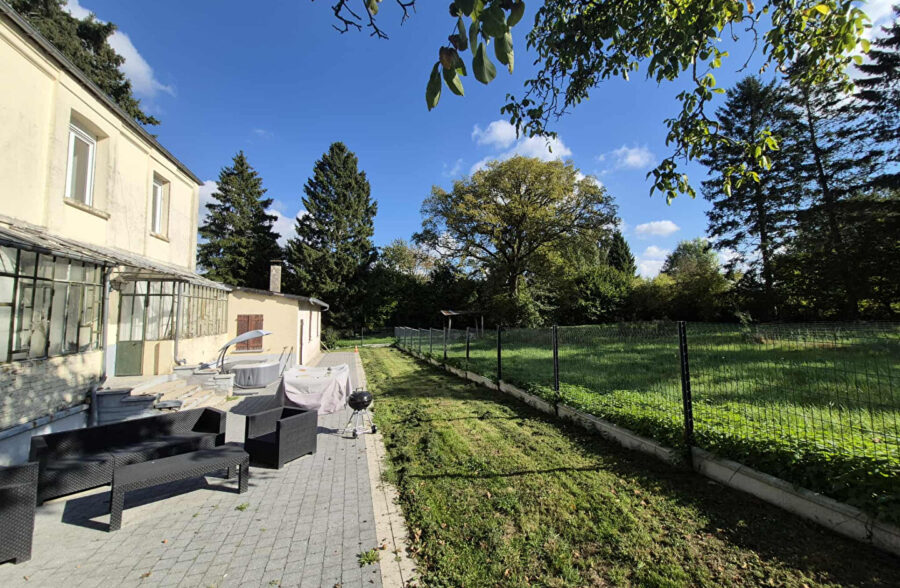 Charmante maison de campagne individuelle avec grand terrain et dépendances