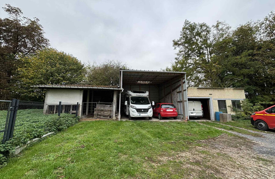 Charmante maison de campagne individuelle avec grand terrain et dépendances