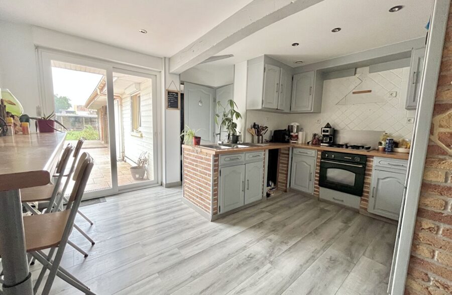 Maison individuelle semi plain pied avec jardin et garage
