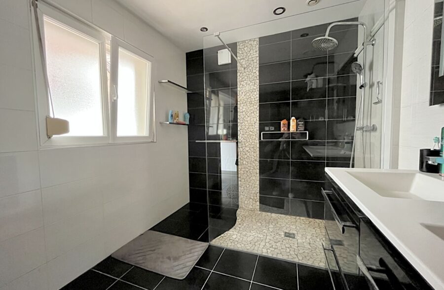 Maison individuelle semi plain pied avec jardin et garage