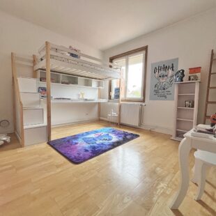 Maison individuelle semi plain pied avec jardin et garage
