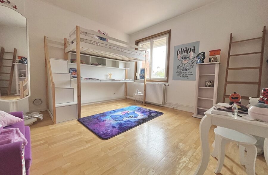 Maison individuelle semi plain pied avec jardin et garage