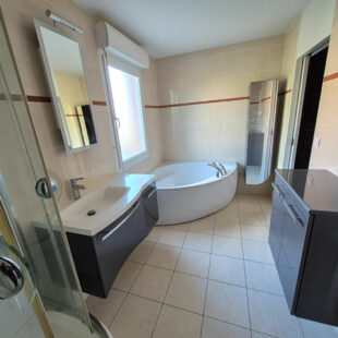 Appartement Haubourdin 2 chambres, dressing, cellier, 2 parkings, une cave, grande terrasse