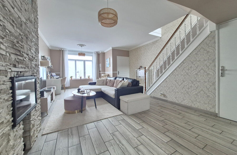 Superbe maison refaite, comprenant 4 chambres, jardin et stationnements faciles.