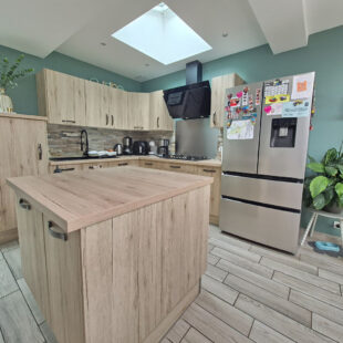 Superbe maison refaite, comprenant 4 chambres, jardin et stationnements faciles.