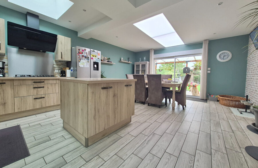 Superbe maison refaite, comprenant 4 chambres, jardin et stationnements faciles.