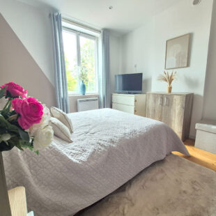 Superbe maison refaite, comprenant 4 chambres, jardin et stationnements faciles.