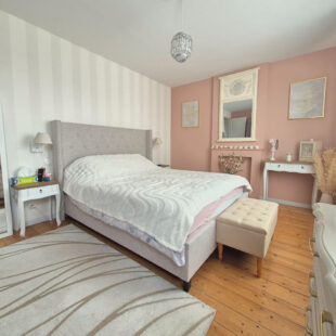 Superbe maison refaite, comprenant 4 chambres, jardin et stationnements faciles.