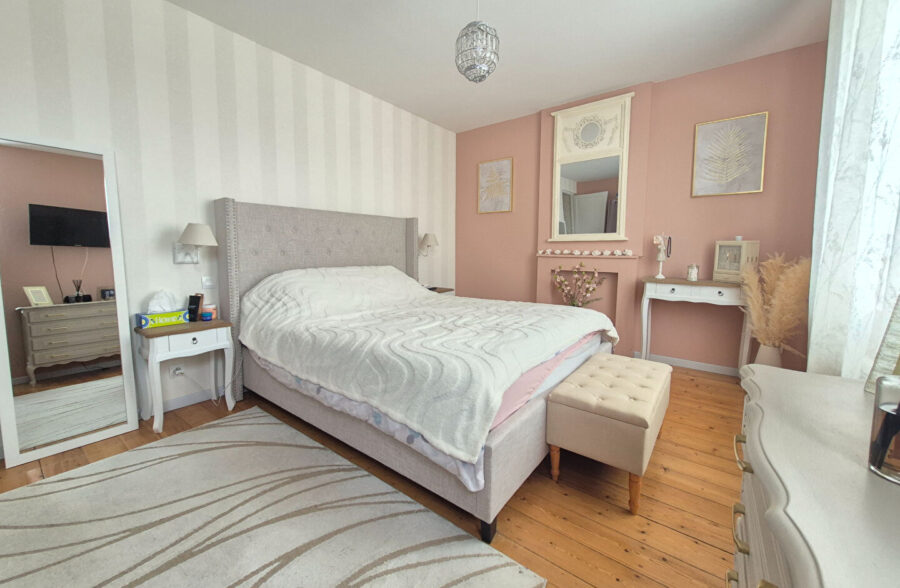 Superbe maison refaite, comprenant 4 chambres, jardin et stationnements faciles.