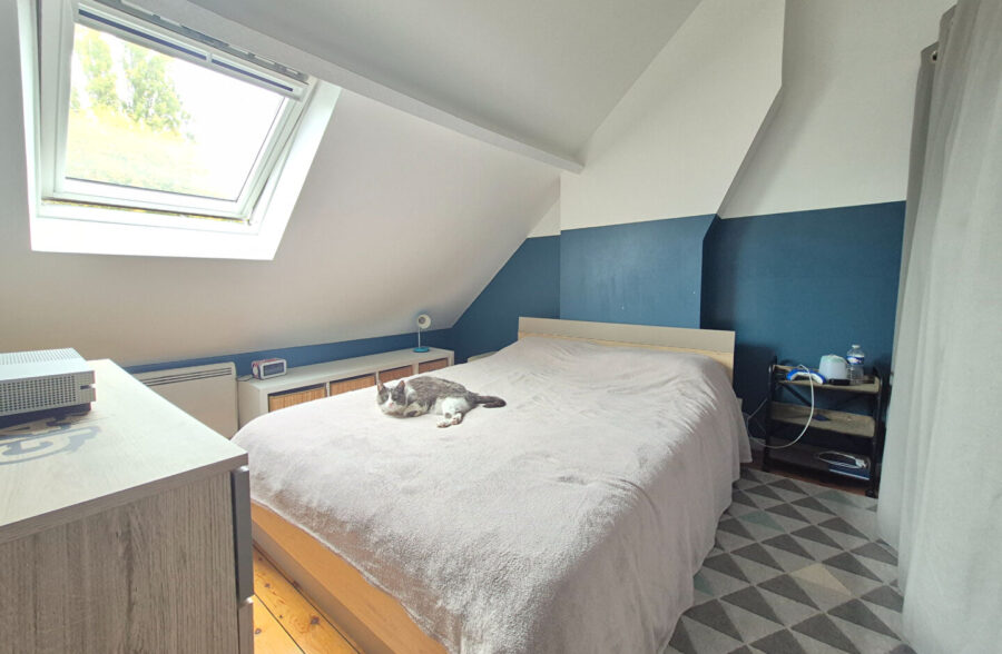 Superbe maison refaite, comprenant 4 chambres, jardin et stationnements faciles.