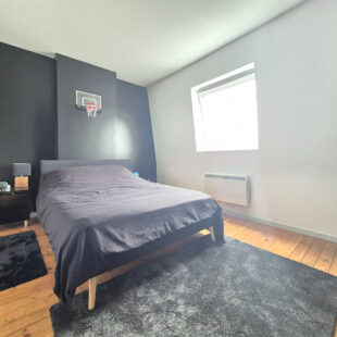 Superbe maison refaite, comprenant 4 chambres, jardin et stationnements faciles.