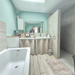 Superbe maison refaite, comprenant 4 chambres, jardin et stationnements faciles.