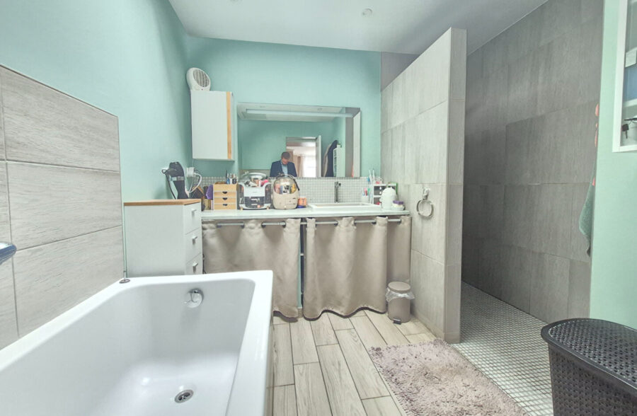 Superbe maison refaite, comprenant 4 chambres, jardin et stationnements faciles.