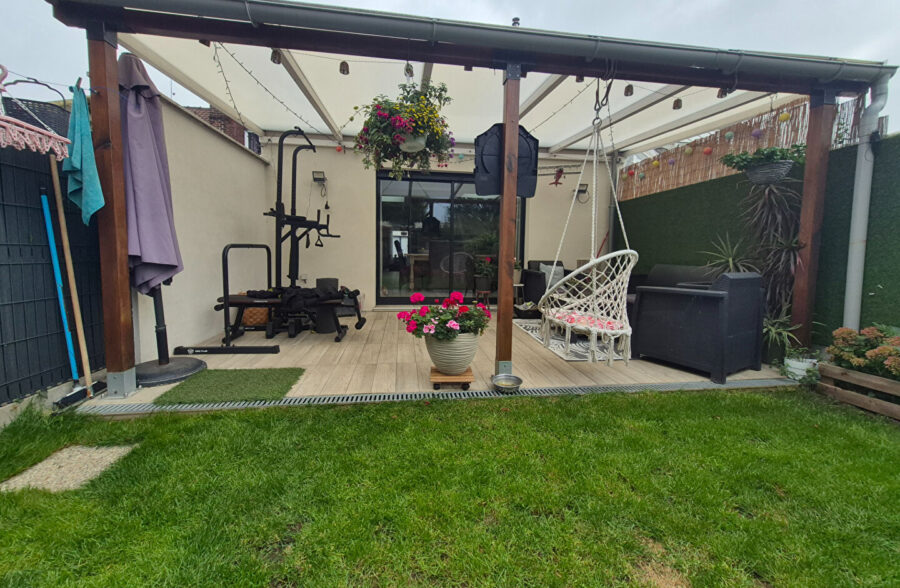 Superbe maison refaite, comprenant 4 chambres, jardin et stationnements faciles.