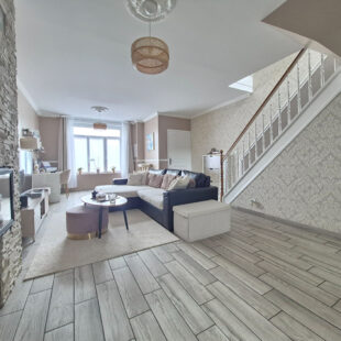 Superbe maison refaite, comprenant 4 chambres, jardin et stationnements faciles.