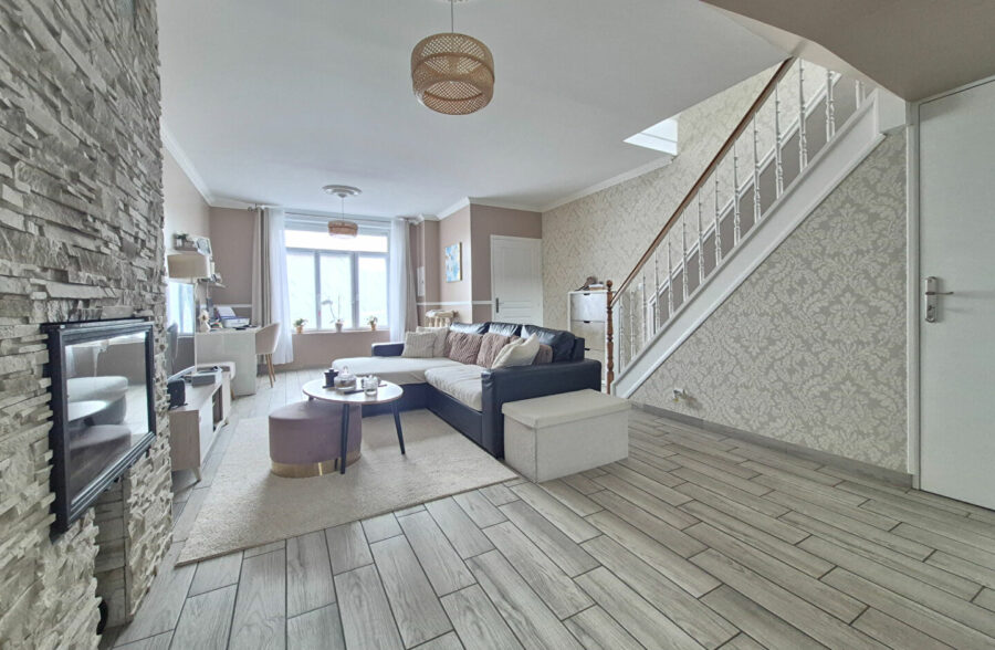 Superbe maison refaite, comprenant 4 chambres, jardin et stationnements faciles.