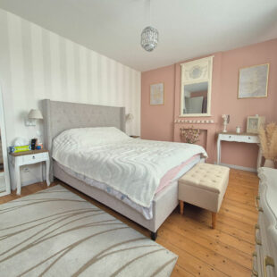 Superbe maison refaite, comprenant 4 chambres, jardin et stationnements faciles.