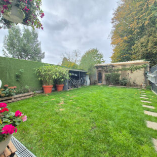 Superbe maison refaite, comprenant 4 chambres, jardin et stationnements faciles.