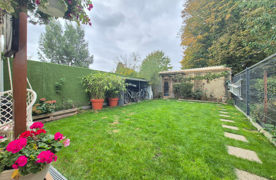 Superbe maison refaite, comprenant 4 chambres, jardin et stationnements faciles.