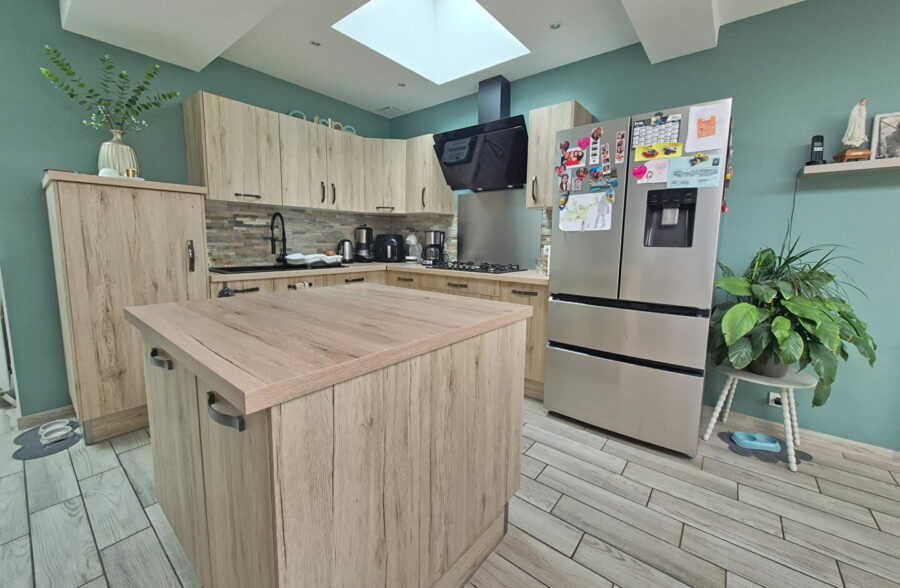 Superbe maison refaite, comprenant 4 chambres, jardin et stationnements faciles.