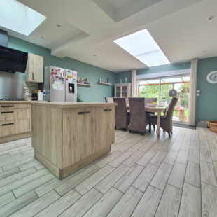 Superbe maison refaite, comprenant 4 chambres, jardin et stationnements faciles.