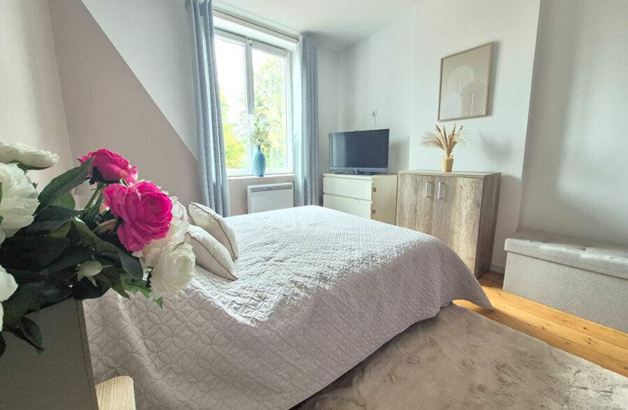 Superbe maison refaite, comprenant 4 chambres, jardin et stationnements faciles.