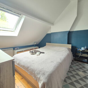 Superbe maison refaite, comprenant 4 chambres, jardin et stationnements faciles.