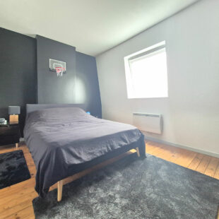 Superbe maison refaite, comprenant 4 chambres, jardin et stationnements faciles.