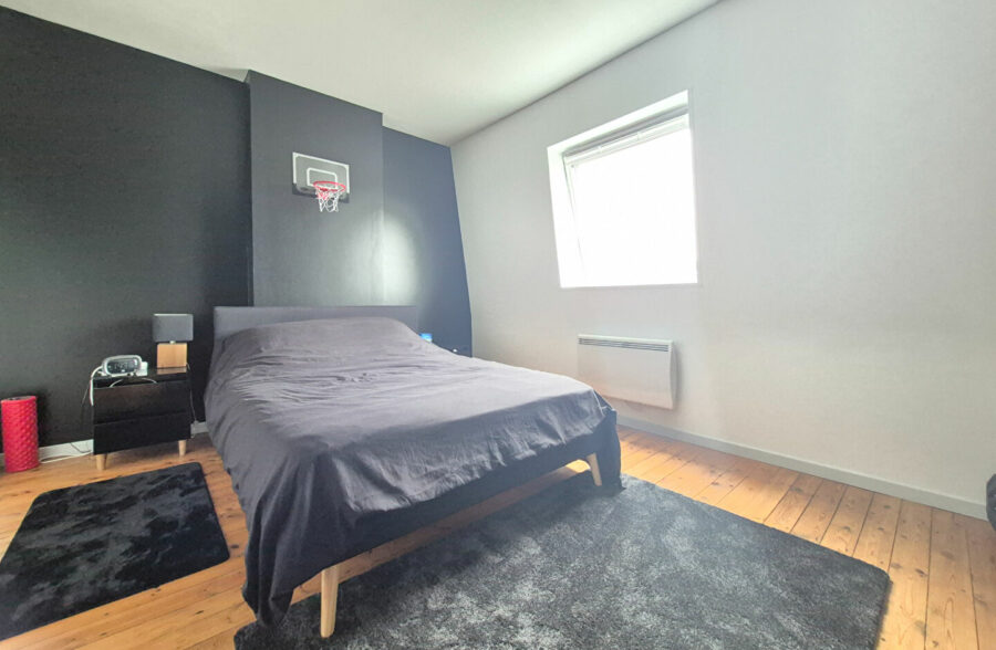 Superbe maison refaite, comprenant 4 chambres, jardin et stationnements faciles.