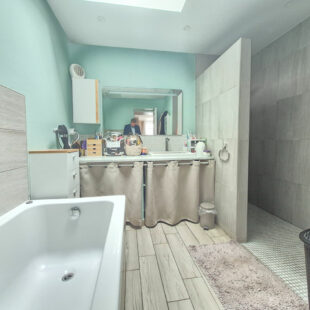 Superbe maison refaite, comprenant 4 chambres, jardin et stationnements faciles.