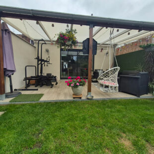 Superbe maison refaite, comprenant 4 chambres, jardin et stationnements faciles.