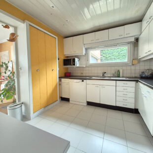 Sublime maison pleine de charme et de fonctionnalité, offrant 4 chambres, un jardin de 360 m² et un garage de 28 m².  Sous offre 