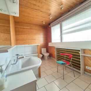 Sublime maison pleine de charme et de fonctionnalité, offrant 4 chambres, un jardin de 360 m² et un garage de 28 m².  Sous offre 
