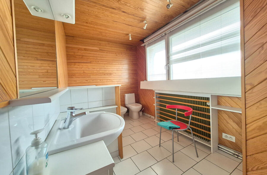 Sublime maison pleine de charme et de fonctionnalité, offrant 4 chambres, un jardin de 360 m² et un garage de 28 m².  Sous offre 