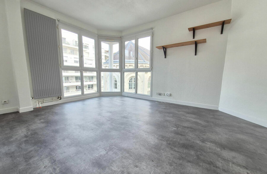 Place Sébastopol : Type 2 rénové et lumineux au calme