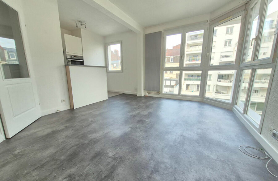 Place Sébastopol : Type 2 rénové et lumineux au calme