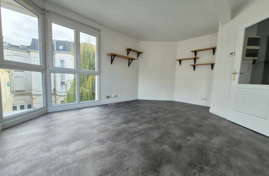 Place Sébastopol : Type 2 rénové et lumineux au calme