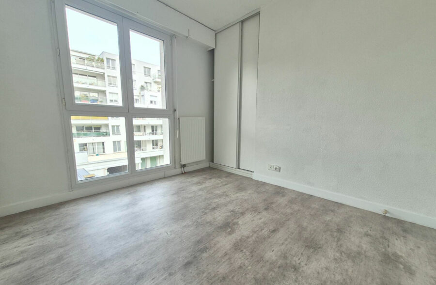 Place Sébastopol : Type 2 rénové et lumineux au calme