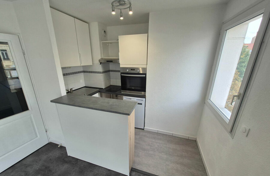 Place Sébastopol : Type 2 rénové et lumineux au calme