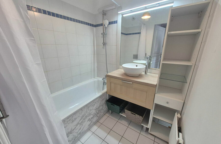 Place Sébastopol : Type 2 rénové et lumineux au calme