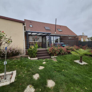 Maison semi individuelle 1 bureau 2 chambres jardin garage
