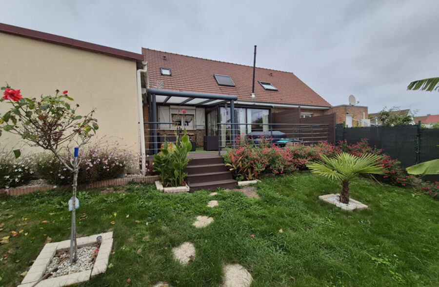 Maison semi individuelle 1 bureau 2 chambres jardin garage