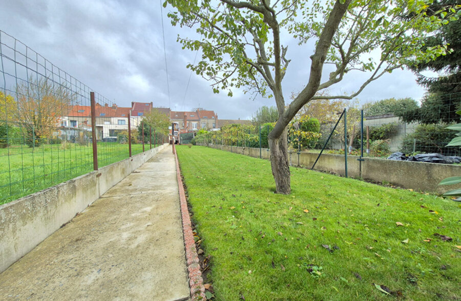 Maison au Coeur de Hem avec jardin et garage/atelier Maison au Coeur de Hem avec jardin et garage/atelier